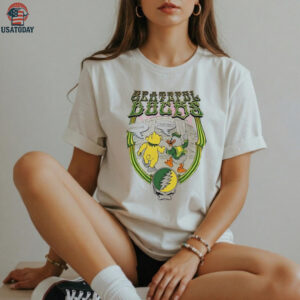 Oregon Ducks mascot with Grateful Dead Football 2025 It Never Rains In Autzen Stadium shirt