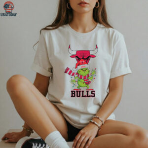 Grinch Christmas Shirt, Personalized Chicago Bulls Holiday Tee with Santa Hat Lights Scarf, NBA Basketball Fan Gift Idea